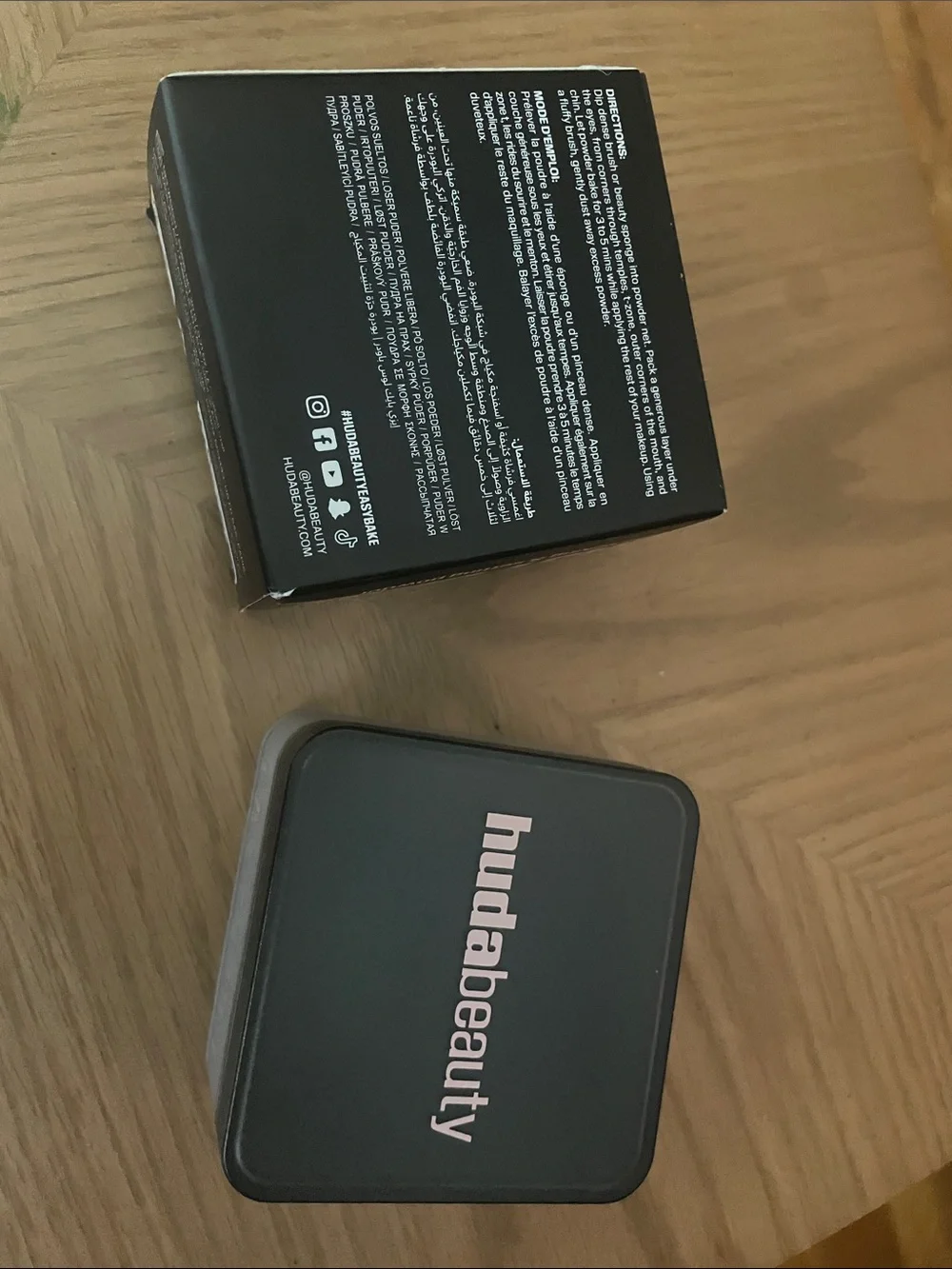 HUDA BEAUTY Black Compact with Pale Pink Logo